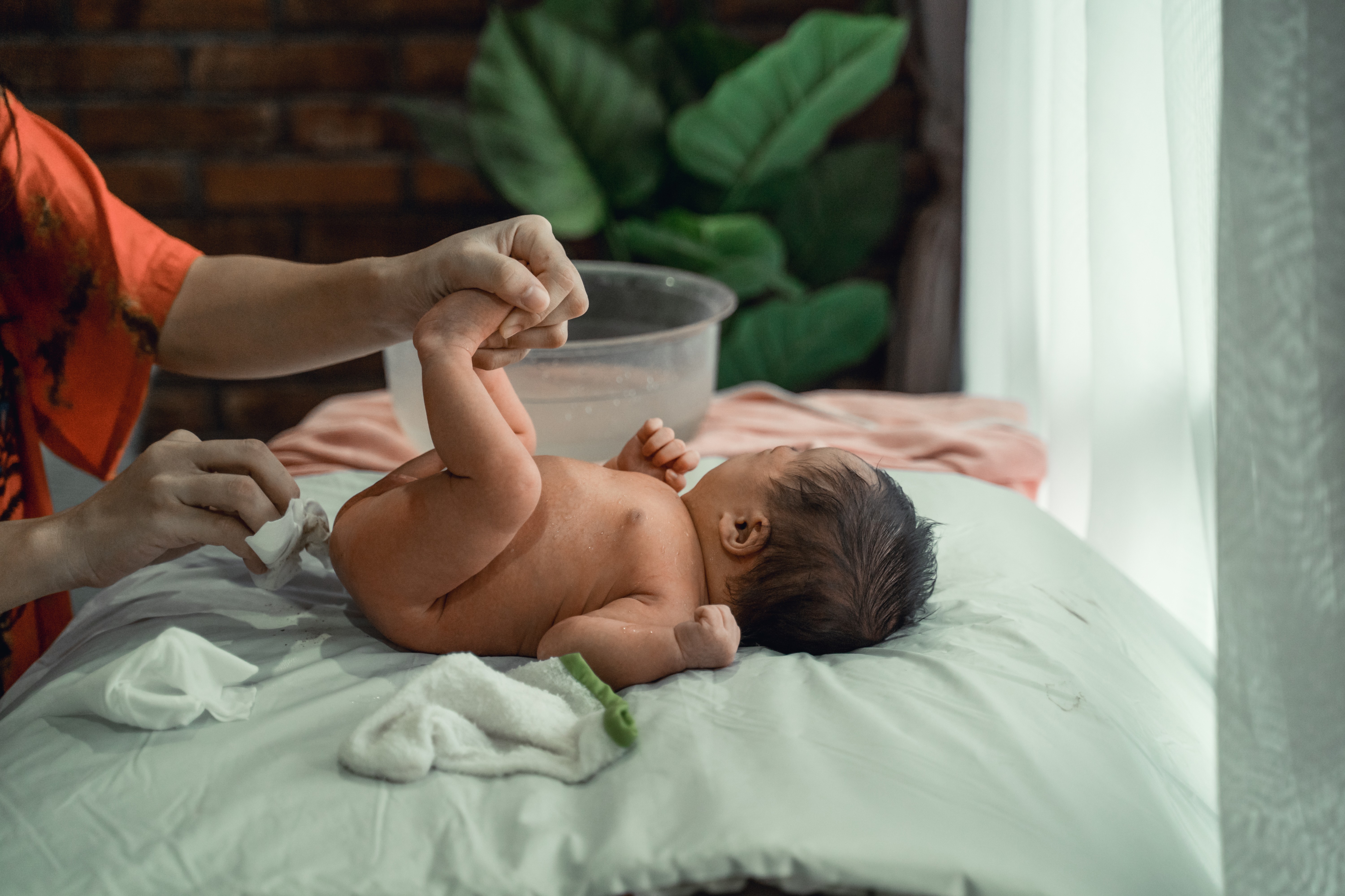 tips jadi Bunda, momen Bunda dan bayi, dilerin bayi, popok bayi, muntahan bayi, Bunda, si Kecil